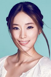 王秀芝（屈玥饰演）