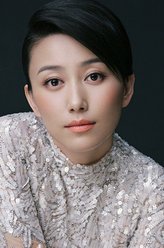 汪霞（丁柳元饰演）