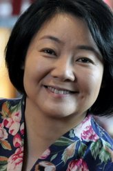 周采芹（萨日娜饰演）