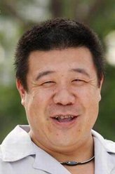 关大个子（秦卫东饰演）