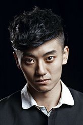 猫爪（陈月末饰演）