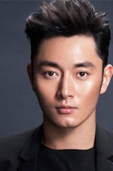 丁默（李东学饰演）